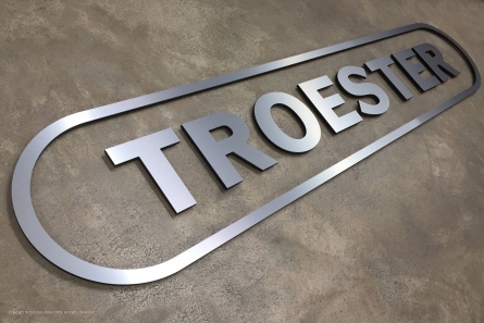 3D Logo aus Dibond-Butlerfinish (Edelstahloptik)