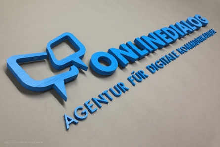 3D Agentur-Logo aus lackiertem Fichtenholz und Acrylglas.