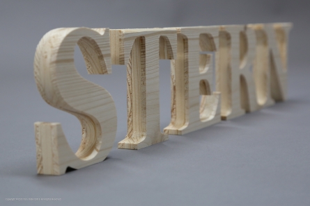 Freistehende Holzbuchstaben aus 3-Schicht-Fichtenholz.