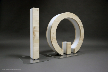 Stehende Buchstaben aus Holz und Styrodur mit Acrylglas-Sockel