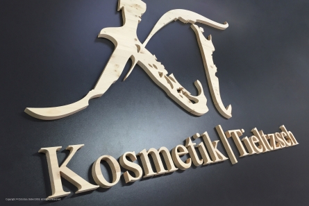 Kosmetik Logo aus Holz.