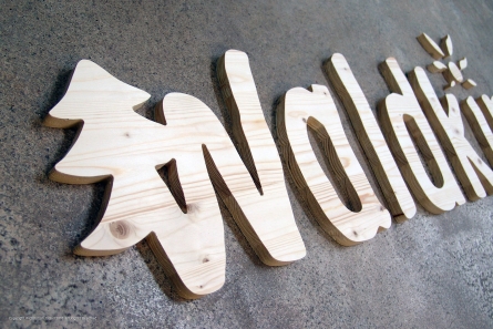 Kindergarten-Logo aus Holz
