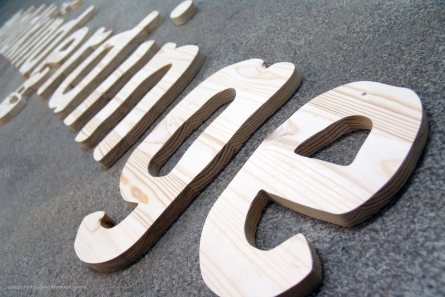 Kindergarten-Logo aus Holz