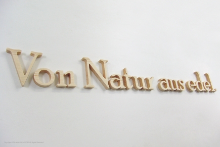 Von Natur aus edel - Schriftzug aus Holz