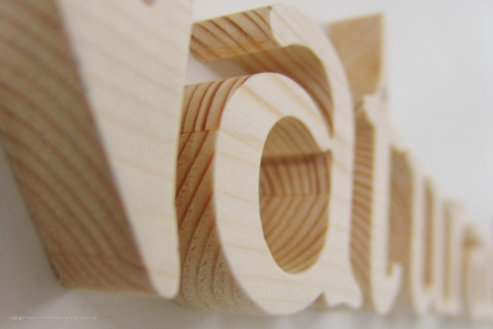 Von Natur aus edel - Schriftzug aus Holz