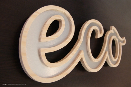 Gefrästes Holz-Logo mit eingelegten Buchstaben