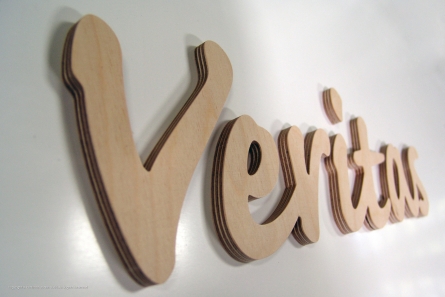 Veritas - Logo aus Buchenholz