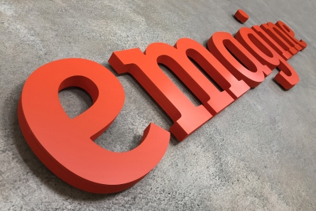 3D Logo aus lackiertem Kömacel (PVC).