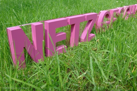 Handheld-Logo aus gefrästen PVC-Buchstaben