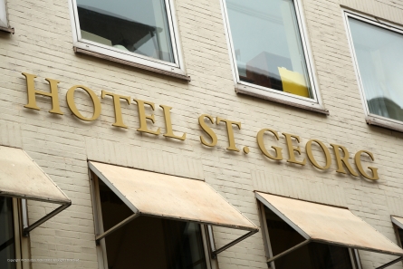 Hotel Schriftzug aus gold lackiertem PVC.