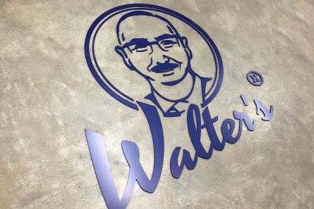 Lackiertes 3D Logo aus 10 mm PVC (Kömacel).