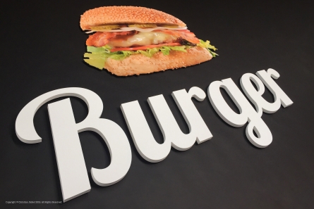 3D-Buchstaben aus Kömacel (PVC) und ein kontuergefräster Burger