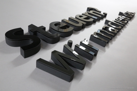 3D Buchstaben für einen Steuerberater aus lackiertem Styrodur.