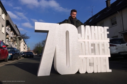 3D Aufsteller aus stehenden Styroporzahlen.