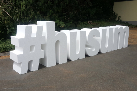 Hashtag HUSUM - Stehende Buchstaben