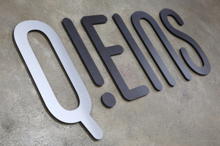Trendiges Cortenstahl-Logo aus bedrucktem Acrylglas und Edelstahl-Optik.