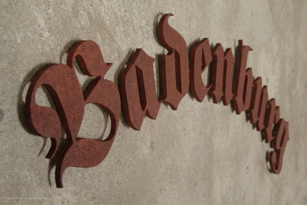 Badenburg - Rostbuchstaben aus Acrylglas