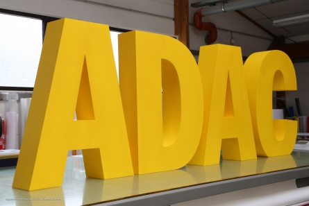 Großes ADAC-Logo zum stellen aus schwerentflammbarem Styropor.
