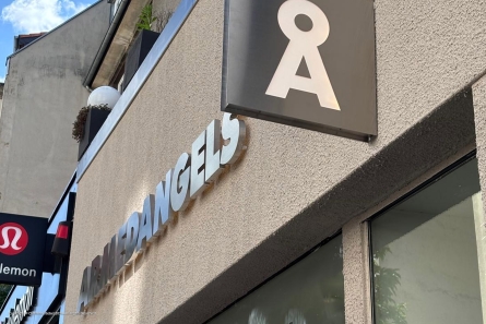 ARMEDANGELS - Edelstahl Profilbuchstaben für die Fassade