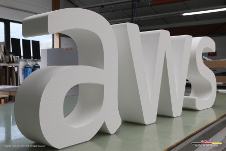 aws - Amazon Web Service - Stehende Buchstaben