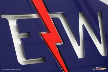 Firmenschild mit 3D-Logo aus farbigem Acrylglas. E+W - Mehrlagiges 3D-Logo aus Acrylox