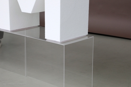 #DM - Stehende Buchstaben mit Sockel aus klarem Acrylglas