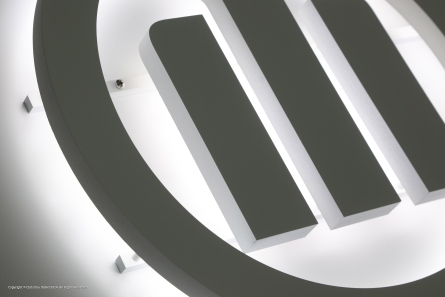 Allianz - Leuchtlogo mit stromführenden Montageleisten