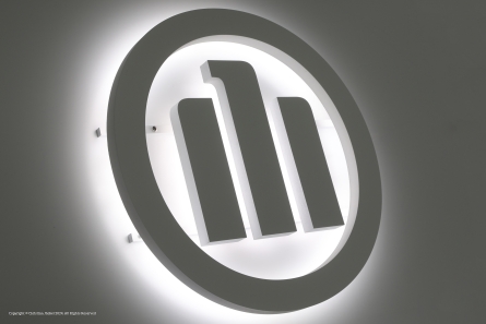 Allianz - Leuchtlogo mit stromführenden Montageleisten
