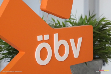 öbv - Ausgefallener Aufsteller aus lackiertem PVC und Acrylglas