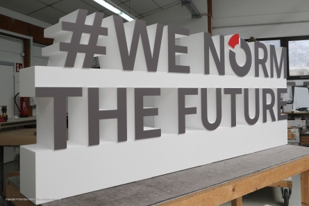 #WE NORM THE FUTURE - Zweizeiliger Schriftzug zum stellen