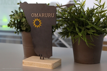 OMARURU - Tischaufsteller aus Cortenstahl, Edelstahl und Holz