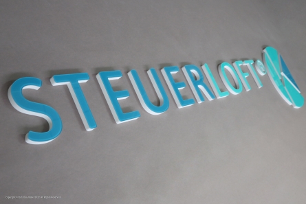 3D-Schriftzug und Logo aus rückseitig bedrucktem Acrylglas + 19 mm PVC.