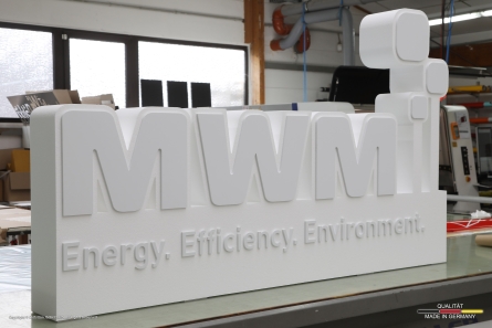 XXL-Eventaufsteller aus schwerentflammbaren Materialien. MWM - Ausgefallener Eventaufsteller aus Styropor und PVC