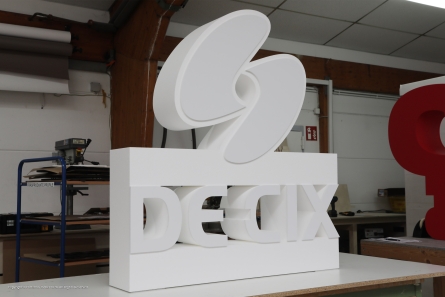 DECIK - Stehendes 3D-Logo in XXL