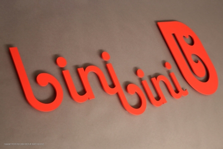 binibini - 3D Logo aus lackiertem Acrylglas