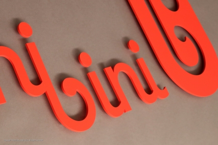 binibini - 3D Logo aus lackiertem Acrylglas
