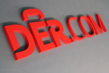 DER.COM - Aussenwerbung mit 3D Buchstaben aus PVC