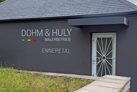 DOHM & HULY - Fassadenbeschriftung mit Metallbuchstaben