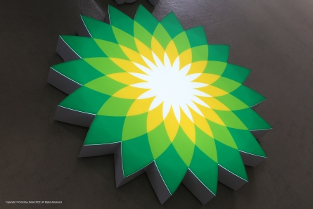 BP - Leuchtreklame mit Profilbuchstaben und Leuchtlogo Profil 6