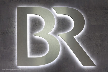 LED-Logo in gebürsteter Edelstahloptik als Rückleuchter aus Dibond-Butlerfinish.