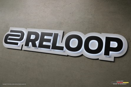 RELOOP - PVC-Leuchtbuchstaben auf konturgefrästem Schild