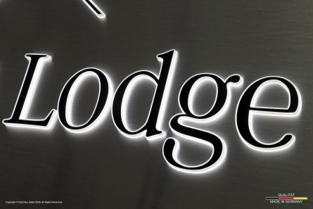 PurPlus Lodge - Beleuchtetes Logo mit Leuchtkasten in Edelstahl-Optik