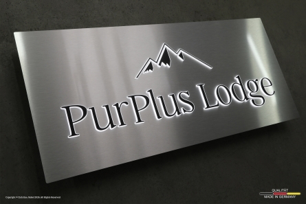 PurPlus Lodge - Beleuchtetes Logo mit Leuchtkasten in Edelstahl-Optik