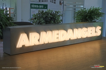 ARMEDANGELS - Stehender Leuchtkasten aus Edelstahl für den POS