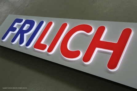 FRILICH - Beleuchtete Buchstaben für Messestand