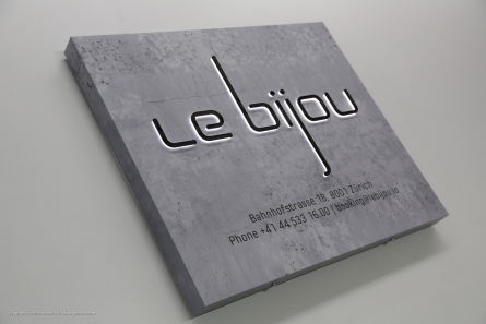 Le Bijou - Leuchtreklame in Betonoptik mit durchgestecktem Acrylglas