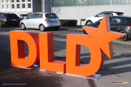 DLD - Robuster Logoaufsteller für den Außenbereich