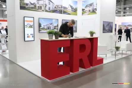 ERL - Messetheke aus stehenden 3D-Buchstaben