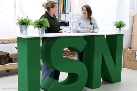 ISN - Messetheke aus stehenden Buchstaben