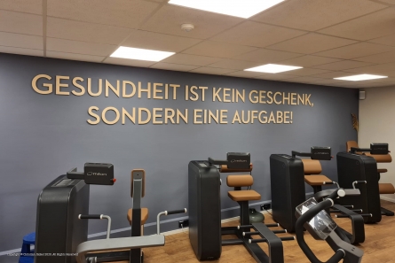 Holzbuchstaben für ein Fitnessstudio.